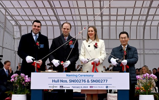 HJ중공업 유상철 대표(오른쪽 첫번째)가 선주측 관계자들과 함께 5500TEU 컨테이너선 명명식에서 기념 촬영을 하고 있다. (사진=HJ중공업) 