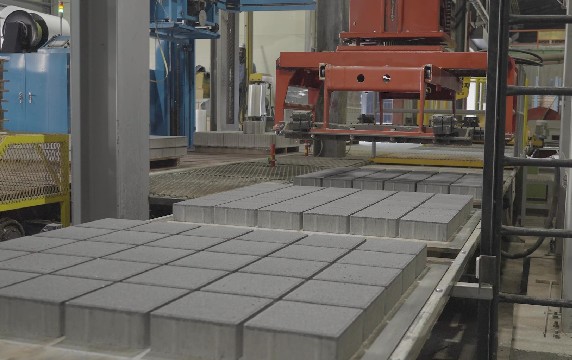 제로 시멘트 보도블록 생산 과정 (사진=삼성물산)